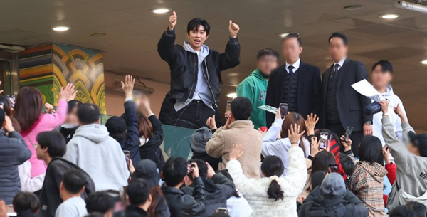 가수 임영웅이 8일 오후 서울월드컵경기장에서 열린 2023 프로축구 K리그1 대구FC와 FC서울의 경기가 끝난 뒤 팬들에게 인사하며 경기장을 나서고 있다. / 연합뉴스