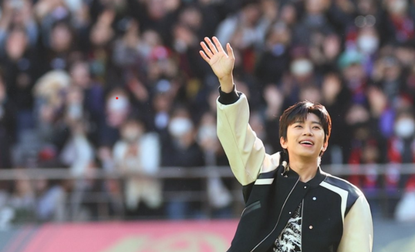 가수 임영웅이 8일 오후 서울월드컵경기장에서 열린 2023 프로축구 K리그1 대구FC와 FC서울의 경기 시축자로 나서 하프타임 때 팬들을 위한 깜짝 공연을 펼치고 있다. /연합뉴스