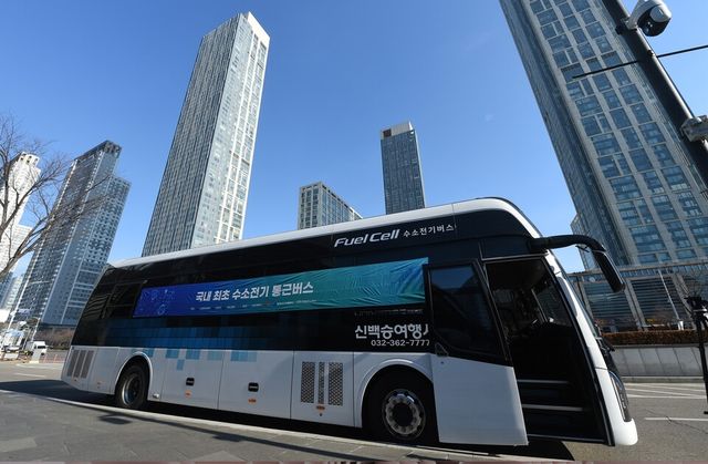 지난 2월22일 국내 최초로 도입된 수소 고상버스. / 인천시 제공&nbsp;