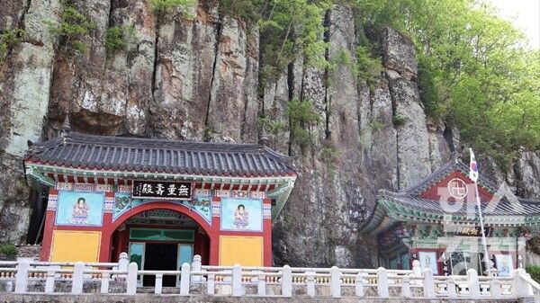 의령 일붕사 무량수전과 대웅전 전경 / 이수현 기자