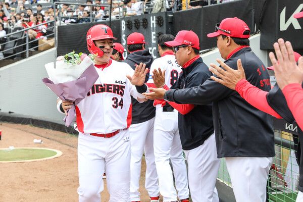 KIA 타이거즈 최형우(가운데)가 23일 삼성 라이온즈전에서 KBO 통산 최다 2루타 기록을 달성했다. /구단 제공