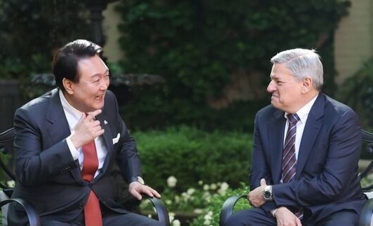 미국을 국빈 방문한 윤석열 대통령이 24일(현지시간) 백악관 영빈관 접견장에서 열린 글로벌기업 최고 경영진 접견에서 테드 서랜도스 넷플릭스 공동대표와 대화하고 있다. /연합뉴스