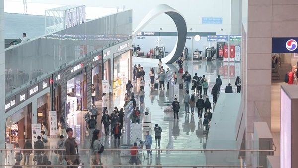 이용객으로 붐비는 인천공항 / 연합뉴스