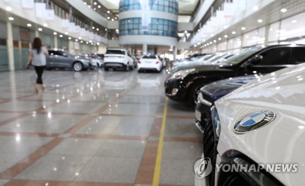 29일 한국수입자동차협회(KAIDA·테슬라는 집계에서 제외)에 따르면 올해 1분기 수입차 판매 순위는 BMW가 1만 8134대로 1위를 차지했으며 △벤츠(1만 4952대) △아우디(6914대) △볼보(3990대) △렉서스(3296대) 순으로 나타났다. /연합뉴스