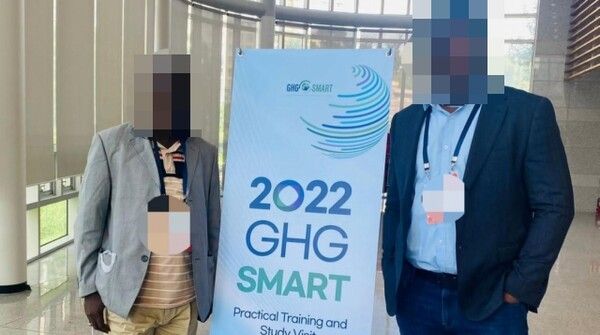 현지매체가 공개한 라이베리아 공무원 / 라이베리아 옵저버