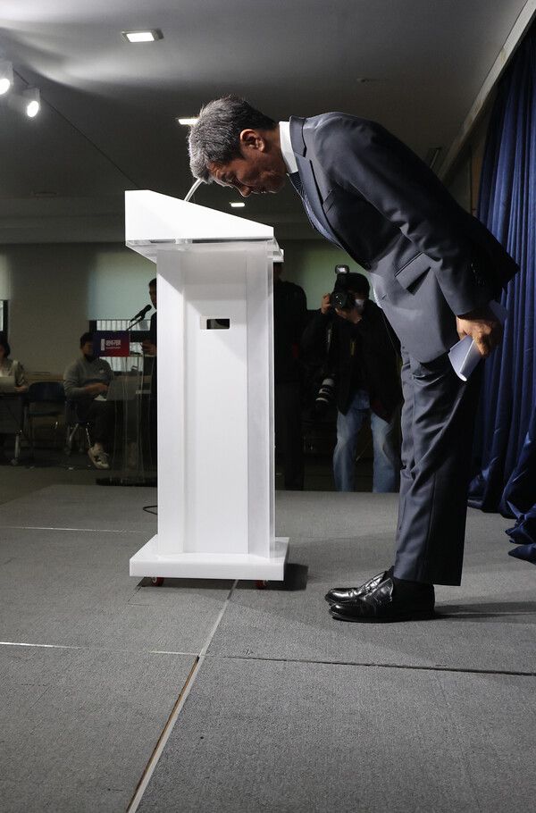정몽규 대한축구협회장이 31일 오후 서울 종로구 신문로 축구회관에서 승부 조작 연루 등의 사유로 징계 중인 축구인들에 대한 사면 건을 재심의하기 위한 임시 이사회를 마치고 인사하고 있다. /연합뉴스