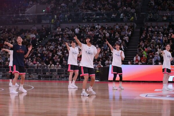 WKBL 라이징스타 선수단과 W리그 올스타 선수단이 댄스 공연을 선보이고 있다. /ⓒW리그