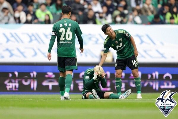 전북 현대의 홍정호와 송민규, 이수빈(왼쪽부터 순서대로). /한국프로축구연맹 제공