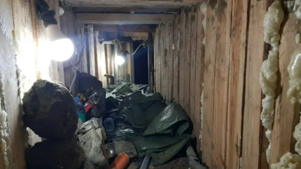 =충북 청주시의 한 모텔 지하실에서 파들어간 땅굴에 각종 장비들이 흩어져 있다. /대전경찰청 제공