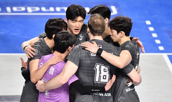 대한항공 선수들이 환호하고 있다. /KOVO 제공