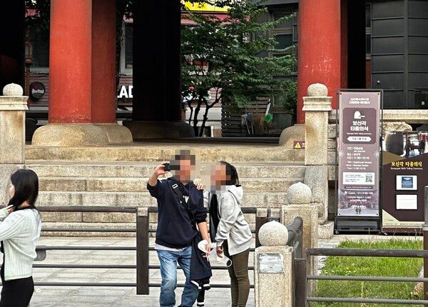 보신각에서 기념사진을 찍고있는 외국인들(사진=안민희기자)