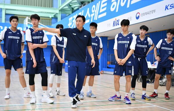 정영상(가운데)이 유소년 선수들을 지도하고 있다. /KBL 제공