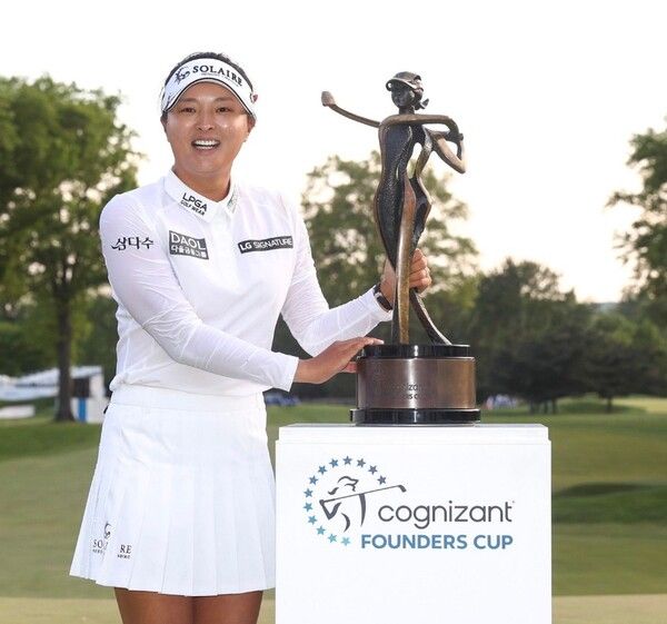 고진영이 우승 트로피와 함께 포즈를 취하고 있다. /LPGA 페이스북