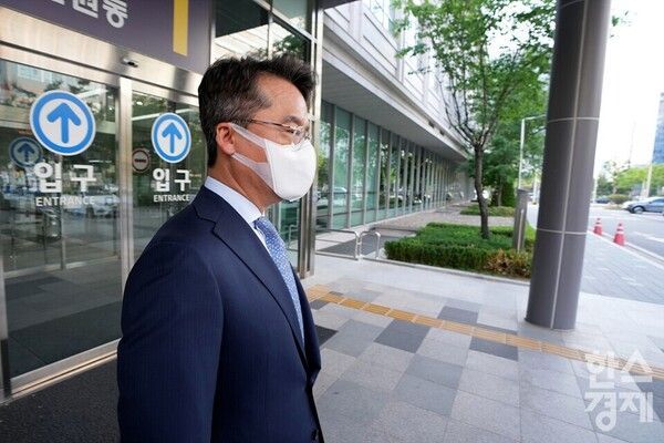 &nbsp;BBQ 내부 전산망에 불법 접속 혐의를 받고 있는 박현종 bhc그룹 회장이 16일 오후 서울동부지방법원에서 열린 형사 소송 2심 공판에 참석했다. /김근현 기자