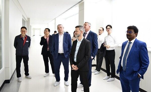 한미약품 평택 바이오플랜트를 견한하고 있는 10여개 캐나다 제약바이오 기업 주요 경영진들. /한미약품 제공