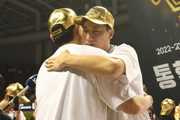 오세근과 포옹하고 있는 양희종(뒤). /KBL 제공