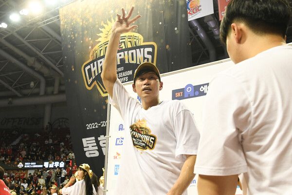 오세근이 프로농구 챔피언결정전 우승의 기쁨을 만끽하고 있다. /KBL 제공