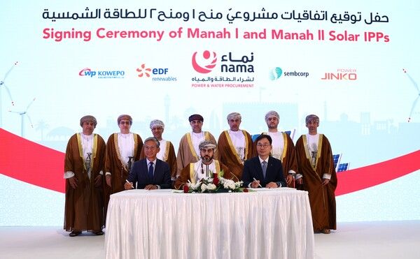 한국서부발전은 18일(현지시간) 오만수전력조달공사(OPWP)가 현지에서 개최한 ‘오만 마나 500MW 태양광발전’ 계약 서명식에 참석했다. 사진은 김성균 서부발전 사업부사장(오른쪽)과 야쿱 빈 사이프 알 키유미(Yaqoob bin Saif Al Kiyumi) OPWP 사장(가운데), 프랑수아 다오(Francios Dao)EDF-R 중동·북아프리카 지역 부사장이 서명 후 기념촬영하는 모습. / 서부발전 제공&nbsp;