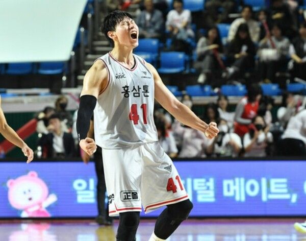 오세근이 포효하고 있다. /KBL 제공