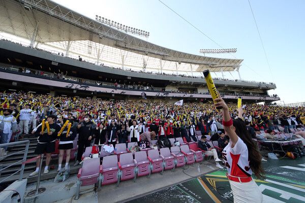 KIA 타이거즈 홈 팬들이 응원전을 펼치고 있다. /KIA 제공