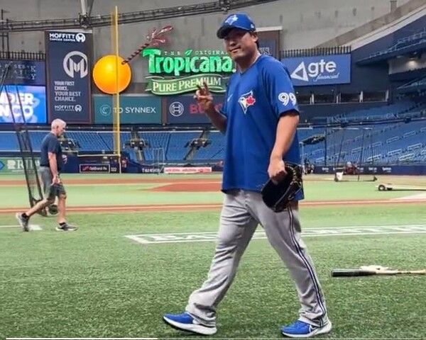 토론토 블루제이스 투수 류현진이 미국 플로리다주 세인트피터즈버그의 트로피카나필드에서 포즈를 취하고 있다. /토론토 블루제이스 트위터 캡처