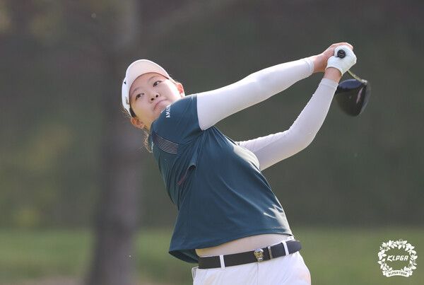 방신실이 NH투자증권 레이디스 챔피언십 2라운드 12번홀에서 티샷을 하고 있다. /KLPGA 제공