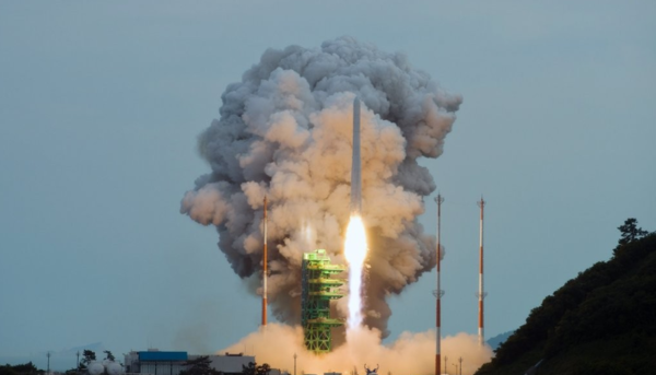 25일 한국형 발사체 누리호(KSLV-Ⅱ)가 25일 오후 전남 고흥군 나로우주센터에서 발사되고 있다. / 연합뉴스&nbsp;