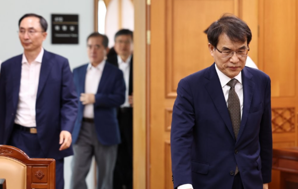 지난 30일 노태악 중앙선관위원장이 고위직 간부들의 ‘자녀 특혜 채용’ 의혹 관련 대응방안을 논의하기 위한 긴급회의에 참석하고 있다./ 연합뉴스&nbsp;