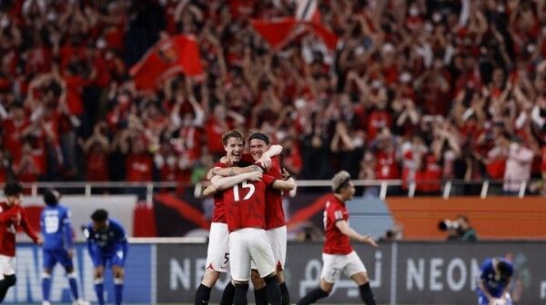 우라와 선수들이 기뻐하고 있다. /연합뉴스