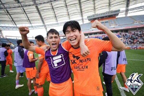 제주 유나이티드 김봉수(오른쪽). /한국프로축구연맹 제공