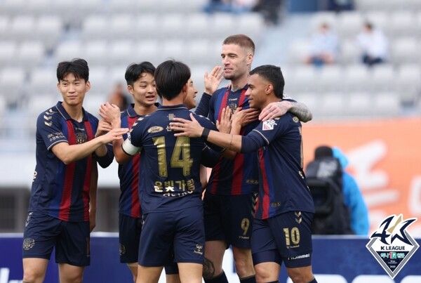 수원FC 선수들이 기뻐하고 있다. /한국프로축구연맹 제공