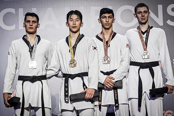 강상현(왼쪽에서 2번째)이 2023 세계태권도선수권대회 남자 87kg급에서 우승했다. /연합뉴스