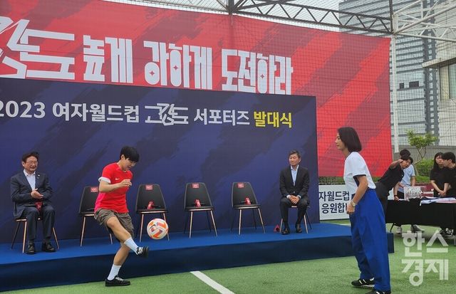 여자축구 대표팀의 이금민과 배우 박선영. /박종민 기자