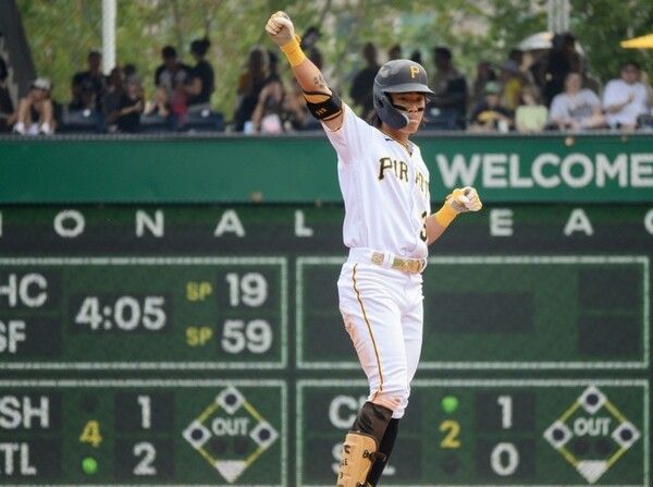 피츠버그 배지환이 2루타를 때리고 기뻐하고 있다. /연합뉴스