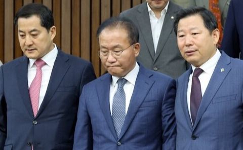 윤재옥(가운데) 국민의힘 원내대표가 2일 오전 국회에서 열린 원내대책회의에 참석하고 있다. /연합뉴스