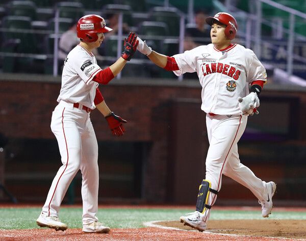 SSG 강진성(오른쪽). /SSG 제공