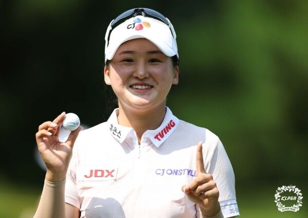 홀인원 공과 포즈를 취한 리슈잉. /KLPGA 투어 제공