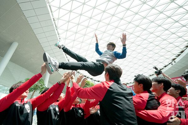 20세 이하(U-20) 축구 대표팀 선수들이 지난 14일 오후 인천국제공항 2터미널에서 열린 귀국 기자회견에서 김은중 감독을 헹가래하고 있다. /김근현 기자