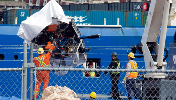 캐나다 뉴펀들랜드 해안경비대 부두에서 타이태닉 관광 잠수정 '타이탄'잔해가 운반되고 있다. /AP 제공