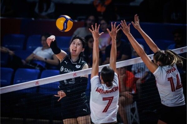 박정아(왼쪽). /국제배구연맹 홈페이지