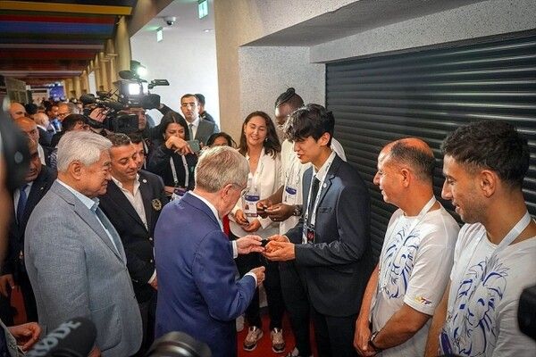 토마스 바흐 IOC 위원장을 마주한 이대훈. /세계태권도연맹 제공