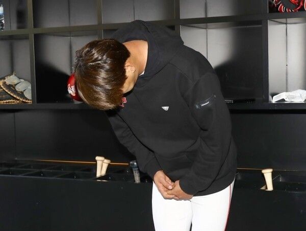 김광현이 1일 인천 SSG랜더스필드에서 열리는 2023 프로야구 삼성 라이온즈전을 앞두고 지난 3월 일본 도쿄에서 열린 2023 월드베이스볼클래식 대회 기간 음주한 사실이 있다며 사과하고 있다. /SSG 랜더스 제공