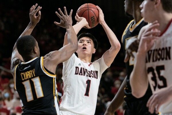 이현중(가운데). /연합뉴스