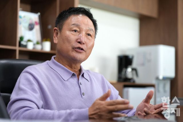 2010년 남아공 월드컵 16강 진출 사령탑인 허정무 대전하나시티즌 이사장이 14일 대전월드컵경기장에서 한국스포츠경제와 인터뷰를 하고 있다. /김근현 기자