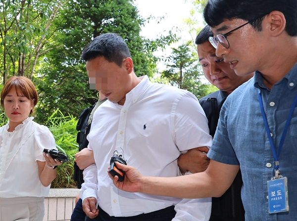 차량을 빼달라고 요구한 여성을 무차별 폭행한 혐의를 받는 전직&nbsp;보디빌더가 10일 오후 구속 전 피의자 심문(영장실질심사)을 받기 위해 인천지법으로 들어서고 있다. / 연합뉴스