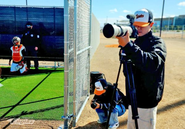 이글스 TV 직원들이 영상을 촬영하고 있다. /한화 제공