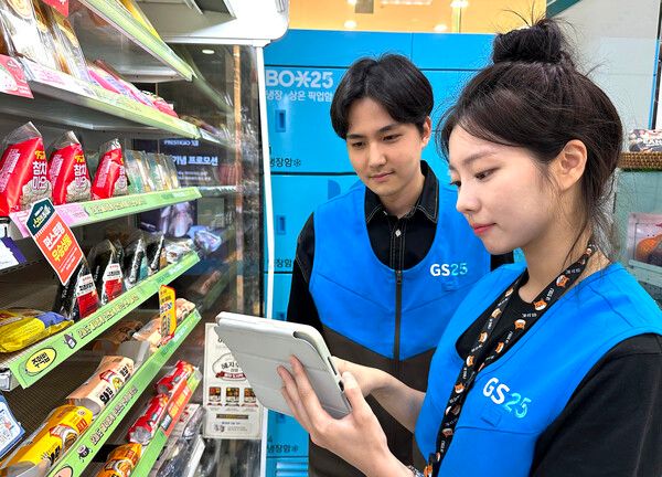 편의점 먹거리 특별 안전점검을 진행하는 모습/GS리테일 제공