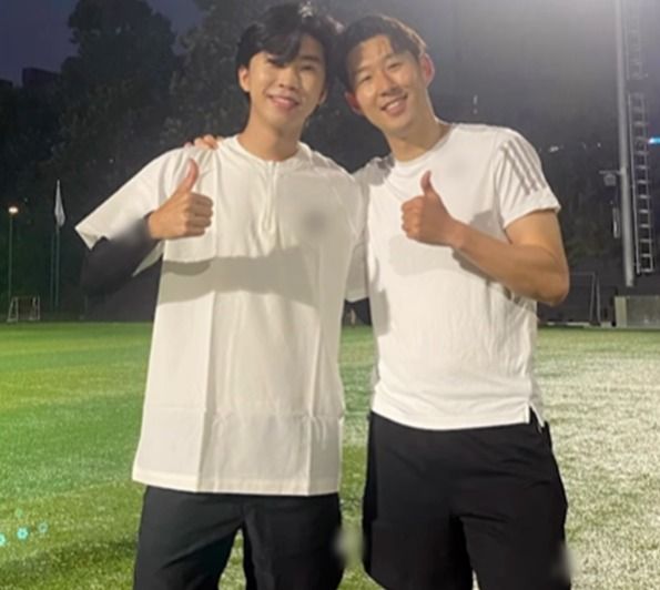 가수 임영웅(왼)과 축구선수 손흥민이 포즈를 취하고 있다. /'고알레' 공식 인스타그램 캡처&nbsp;