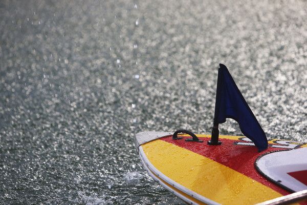 폭우 속 경정 모터보트가 경주를 위한 출발 준비를 하고 있다. /국민체육진흥공단 제공