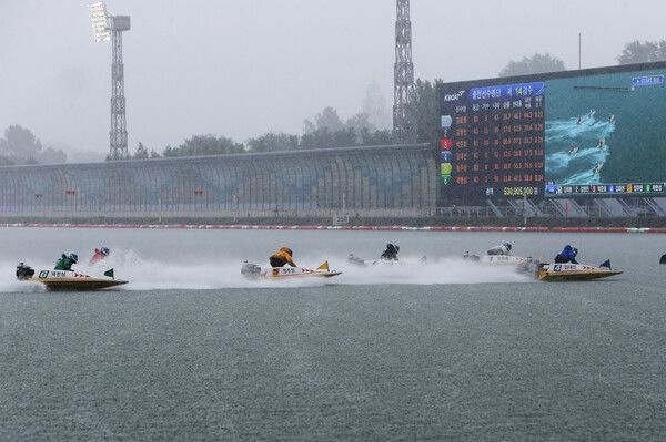 폭우가 쏟아지는 가운데 경정경주가 진행되고 있다. /국민체육진흥공단 제공